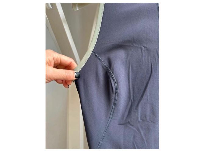 Vestido midi azul marinho Prada com costas nadador e detalhes verdes - vista 6