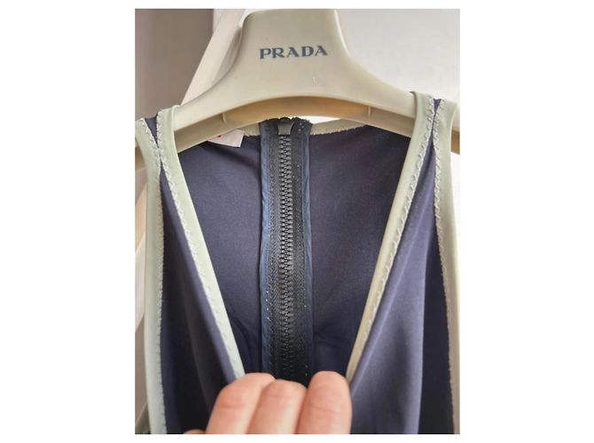 Vestido midi azul marinho Prada com costas nadador e detalhes verdes - vista 7