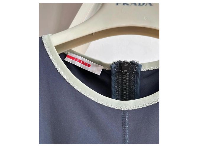 Vestido midi azul marinho Prada com costas nadador e detalhes verdes - vista 8