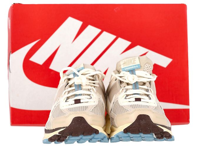 Tênis Nike Zoom Vomero 5 em sintético bege - vista 2
