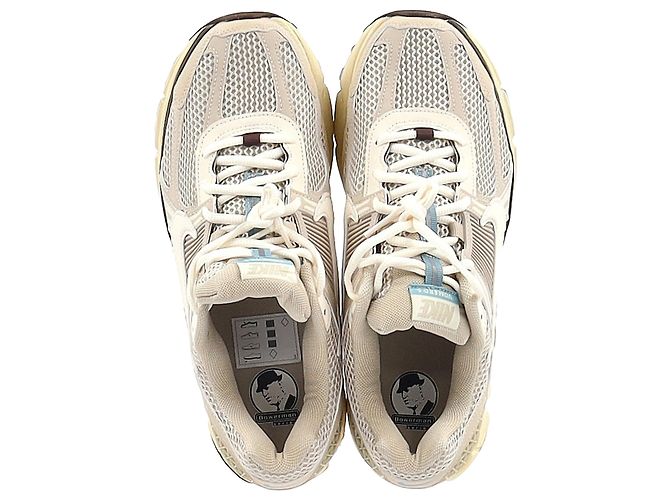 Tênis Nike Zoom Vomero 5 em sintético bege - vista 4