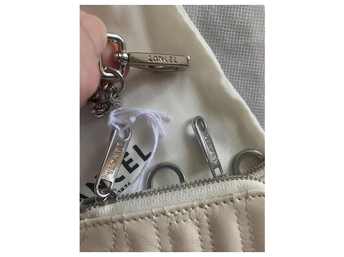 Lancel Midi-Minuit Bolsa para Telefone em Couro Acolchoado Branco - vista 3