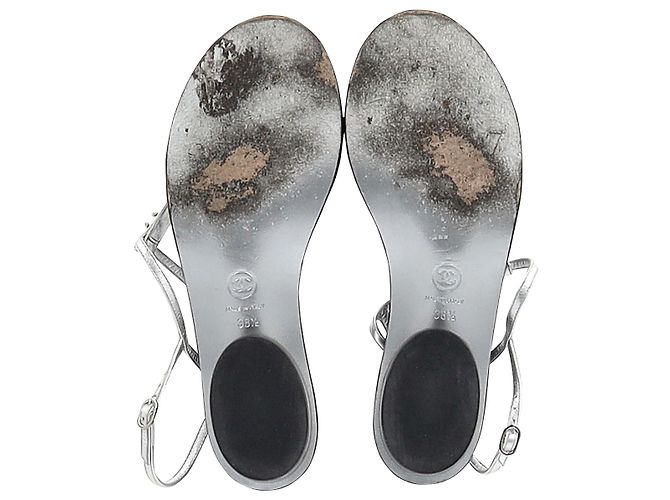 Timeless Sandali T-Strap Chanel in pelle argentata Argento - vista 11