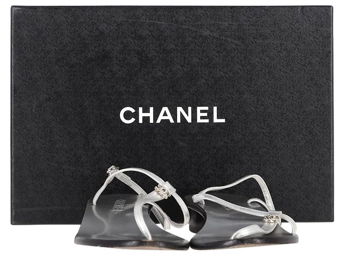 Timeless Sandali T-Strap Chanel in pelle argentata Argento - vista 13