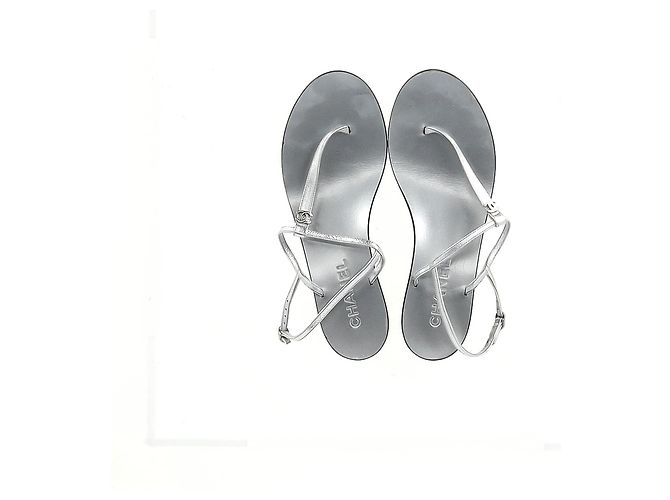 Timeless Sandali T-Strap Chanel in pelle argentata Argento - vista 16