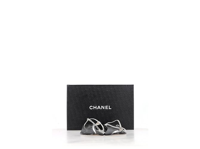 Timeless Sandali T-Strap Chanel in pelle argentata Argento - vista 2