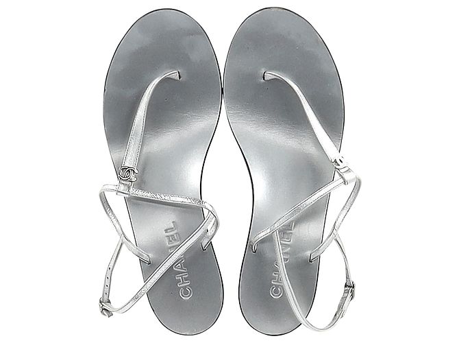 Timeless Sandali T-Strap Chanel in pelle argentata Argento - vista 3