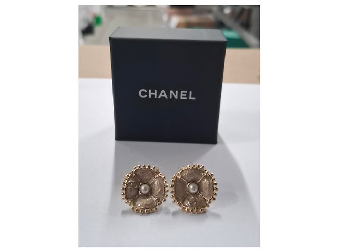 Orecchini Chanel CC Flower in metallo dorato D'oro - vista 10