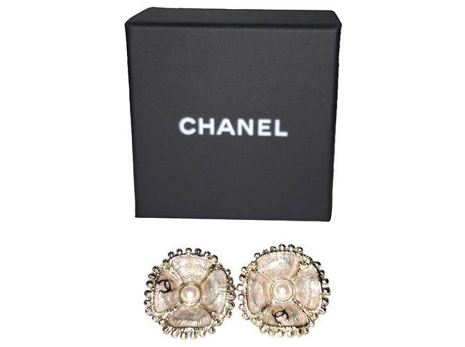 Orecchini Chanel CC Flower in metallo dorato D'oro - vista 2