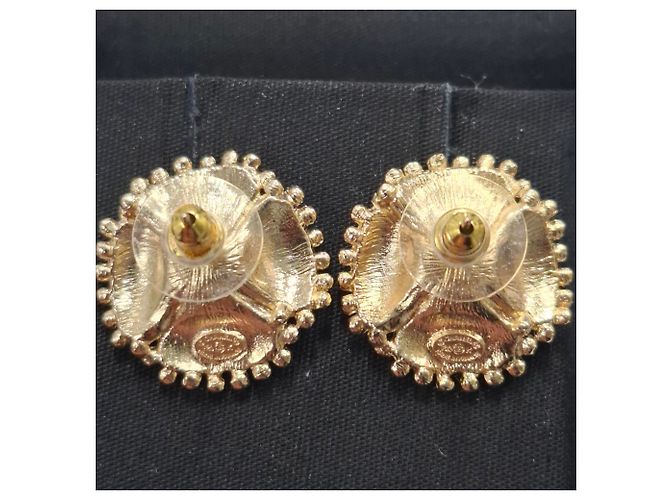 Orecchini Chanel CC Flower in metallo dorato D'oro - vista 3