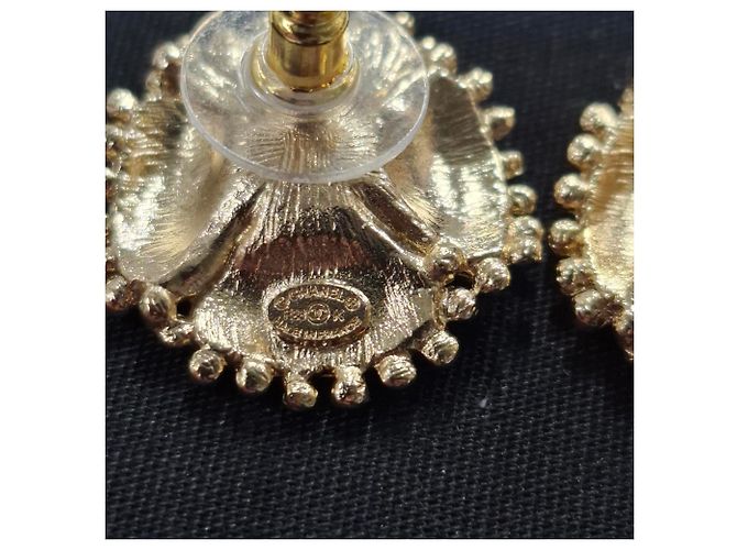 Orecchini Chanel CC Flower in metallo dorato D'oro - vista 4