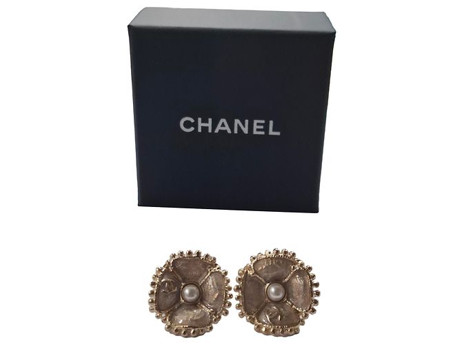 Orecchini Chanel CC Flower in metallo dorato D'oro - vista 5