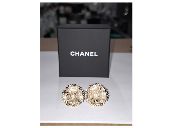 Orecchini Chanel CC Flower in metallo dorato D'oro - vista 6