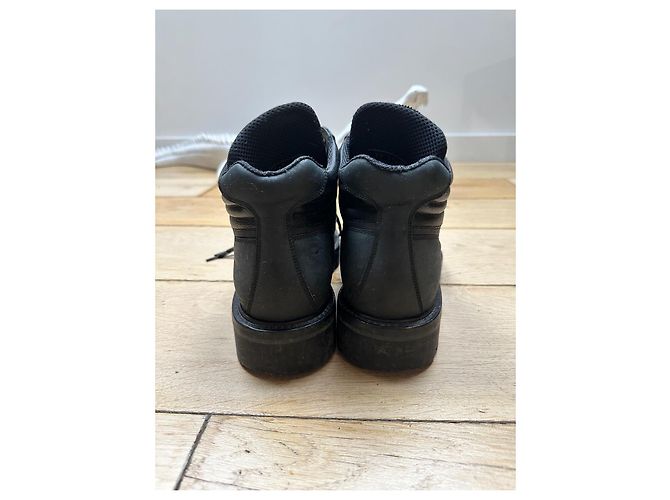 Stivaletti Louis Vuitton Oberkampf nubuck nero Grigio antracite - vista 3