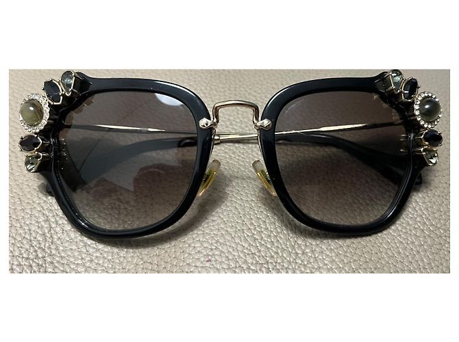 Óculos de sol Miu Miu pretos com bordado de pedras - vista 3