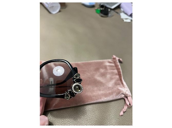 Óculos de sol Miu Miu pretos com bordado de pedras - vista 4