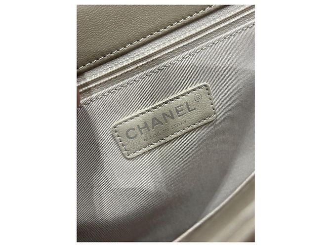 Borsa Chanel Boy in pelle verde oliva Verde chiaro - vista 3