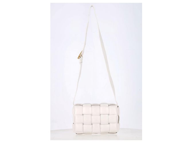 Borsa a Spalla Padded Cassette di Bottega Veneta in Pelle Bianca Bianco Crudo - vista 10
