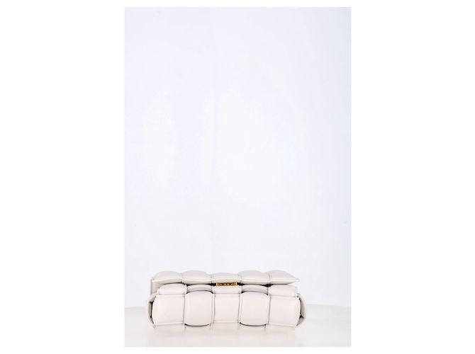 Borsa a Spalla Padded Cassette di Bottega Veneta in Pelle Bianca Bianco Crudo - vista 13