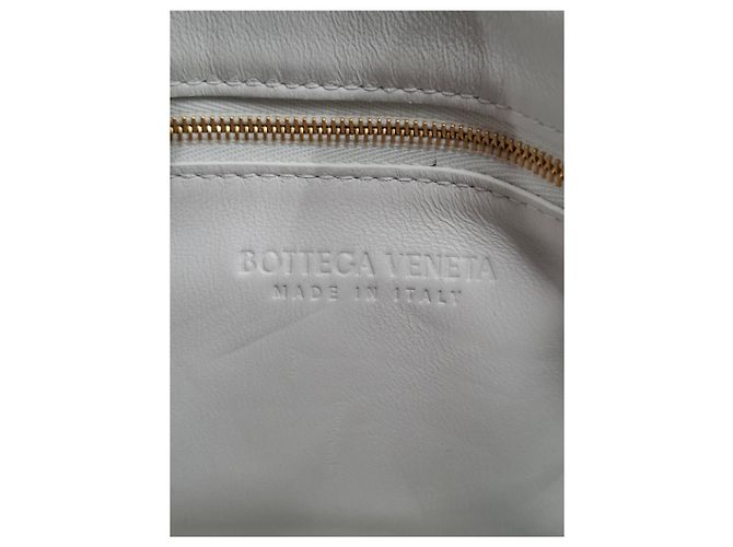 Borsa a Spalla Padded Cassette di Bottega Veneta in Pelle Bianca Bianco Crudo - vista 15