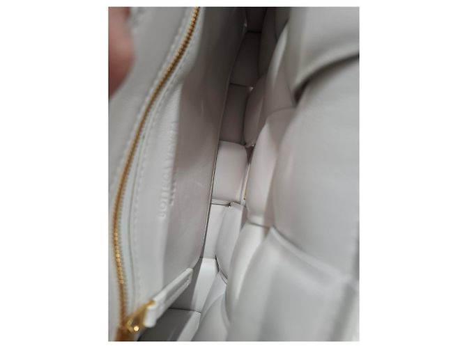Borsa a Spalla Padded Cassette di Bottega Veneta in Pelle Bianca Bianco Crudo - vista 17