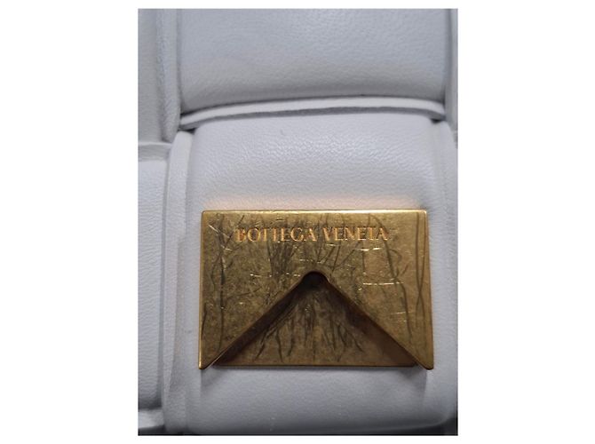 Borsa a Spalla Padded Cassette di Bottega Veneta in Pelle Bianca Bianco Crudo - vista 18