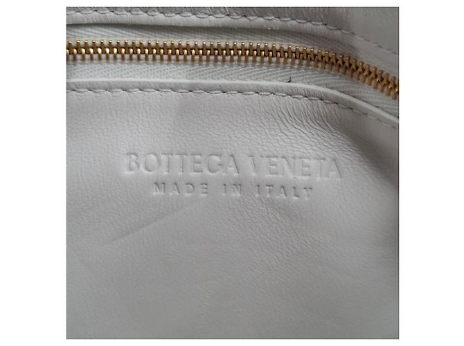 Borsa a Spalla Padded Cassette di Bottega Veneta in Pelle Bianca Bianco Crudo - vista 6