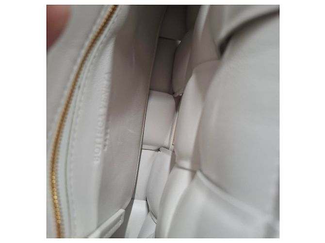 Borsa a Spalla Padded Cassette di Bottega Veneta in Pelle Bianca Bianco Crudo - vista 8