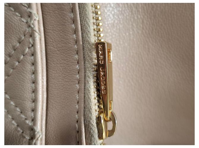 Bolsa de ombro acolchoada Marc Jacobs em couro bege - vista 14