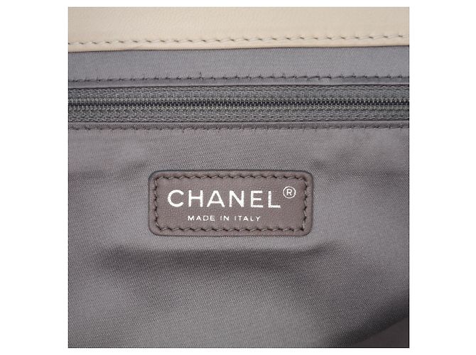 Chanel Brown Jumbo Quilted Lambskin Coco Rain Flap Marrone Beige - vista 5