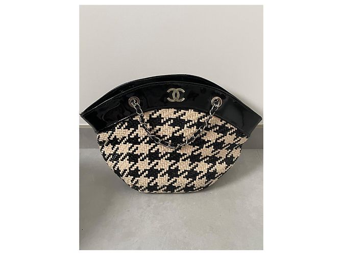 Chanel Handtasche aus schwarzem Lackleder und Stroh Beige - Ansicht 2