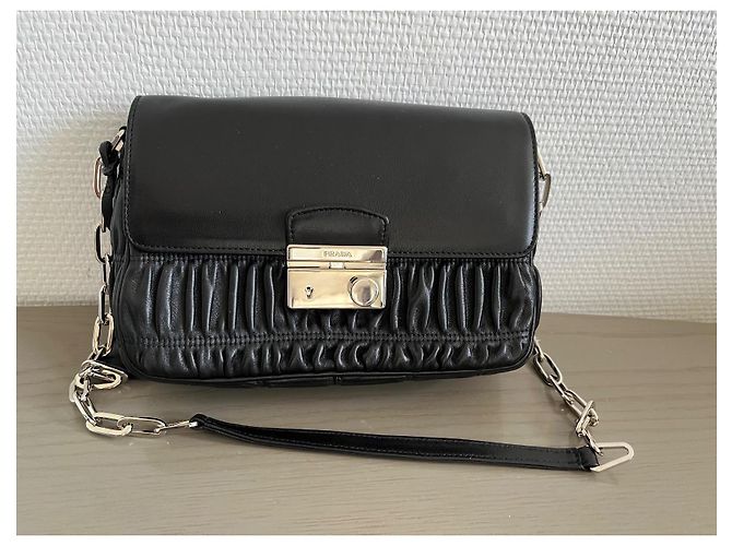 Borsa a spalla in pelle nera Prada Nappa Gaufre Nero - vista 2