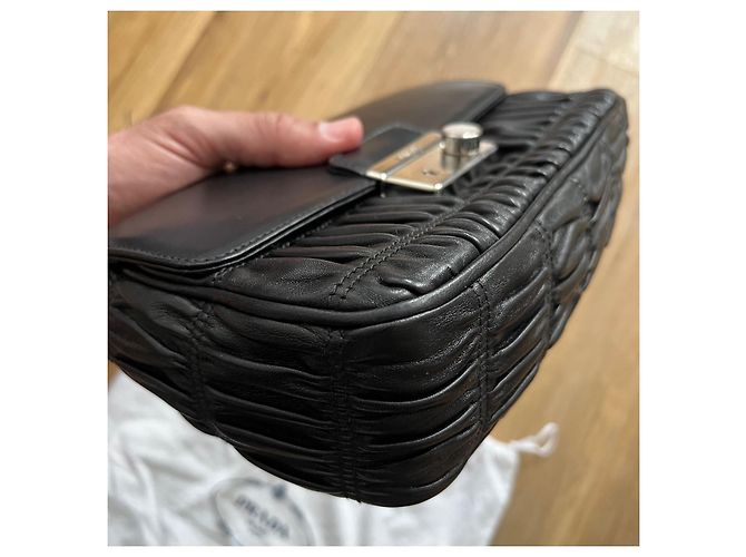 Borsa a spalla in pelle nera Prada Nappa Gaufre Nero - vista 7