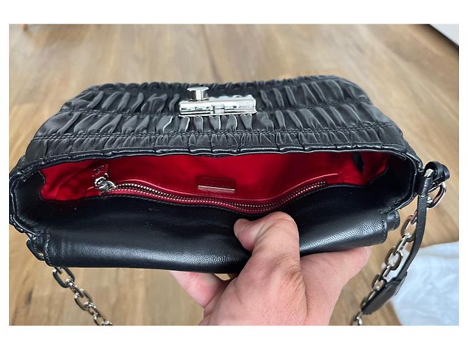 Borsa a spalla in pelle nera Prada Nappa Gaufre Nero - vista 9