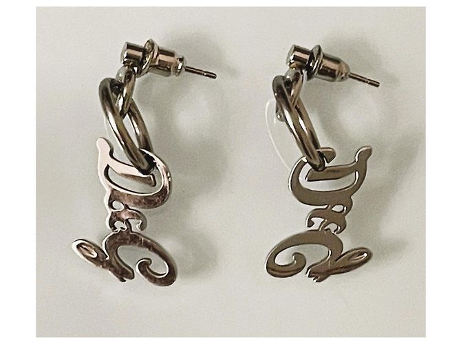 Iconici  orecchini DOLCE & GABBANA acciaio argento con pendente logo lettering - vista 3