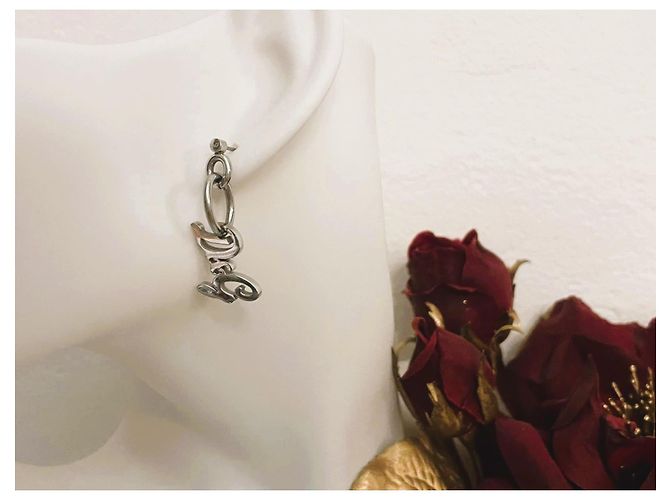 Iconici  orecchini DOLCE & GABBANA acciaio argento con pendente logo lettering - vista 9