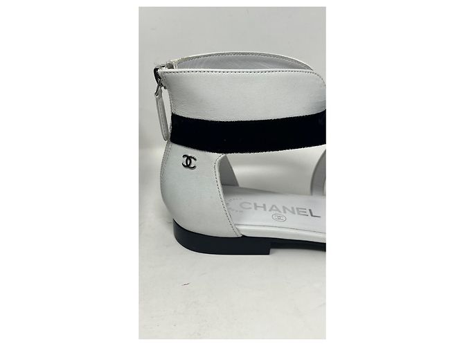 Sandali piatti Chanel in pelle nero e bianco taglia 36 - vista 2