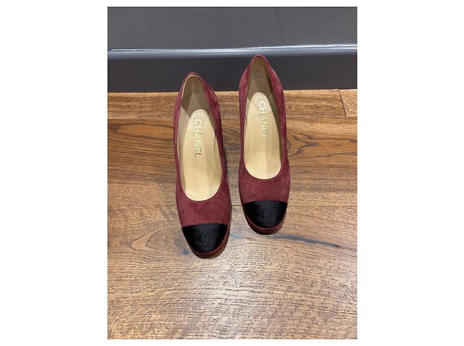 Décolleté in suede bordeaux Chanel 35 - vista 11