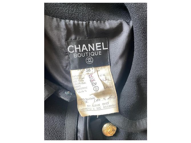 Set Chanel anni '80 in lana nera con bottoni dorati - vista 4