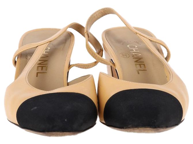 Pumps Slingback CC di Chanel in pelle beige - vista 2