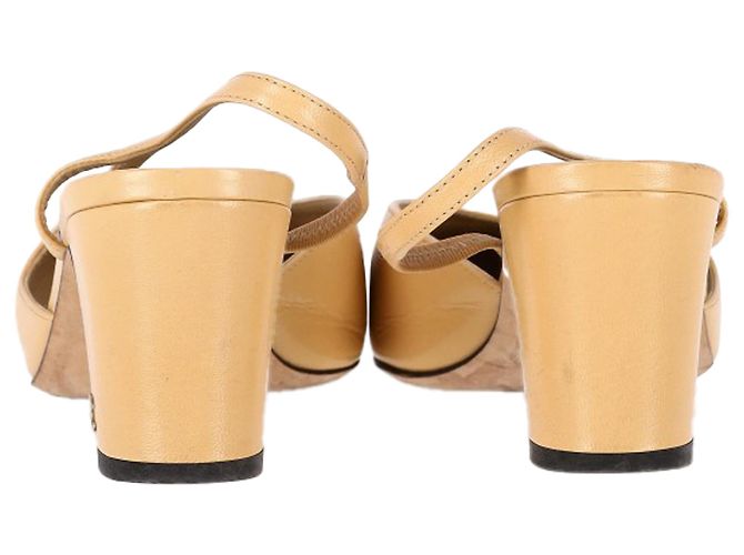 Pumps Slingback CC di Chanel in pelle beige - vista 5