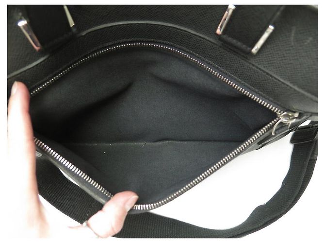 BORSA DOCUMENTI DA VIAGGIO LOUIS VUITTON PM IN PELLE TAIGA CON TRACOLLA Grigio antracite - vista 12
