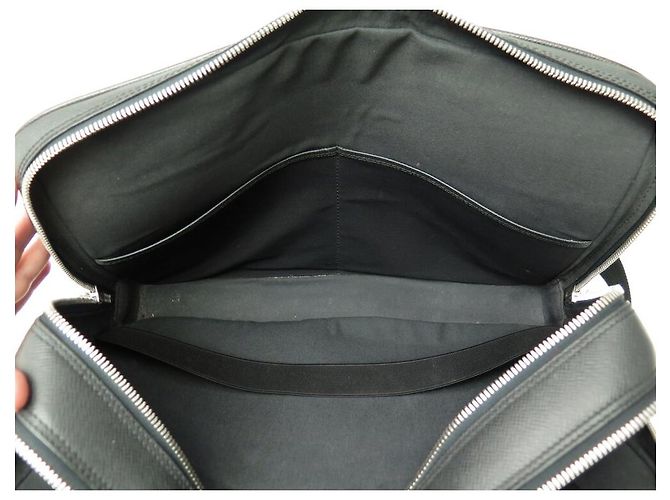 BORSA DOCUMENTI DA VIAGGIO LOUIS VUITTON PM IN PELLE TAIGA CON TRACOLLA Grigio antracite - vista 14