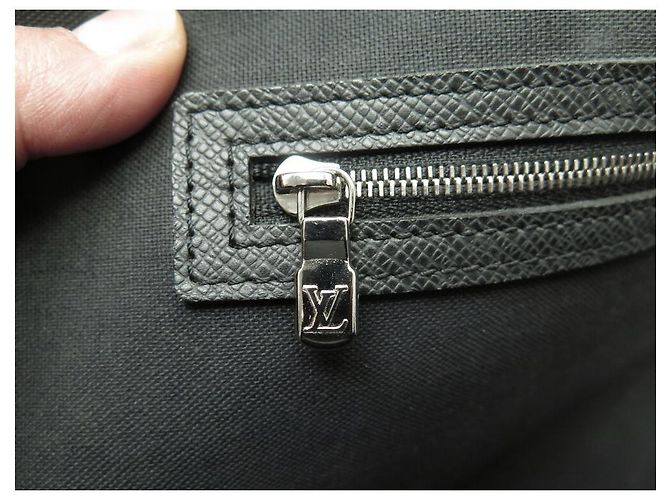 BORSA DOCUMENTI DA VIAGGIO LOUIS VUITTON PM IN PELLE TAIGA CON TRACOLLA Grigio antracite - vista 15