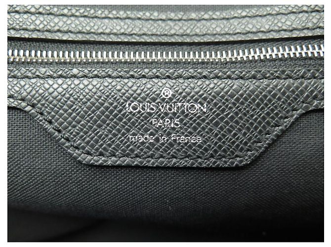 BORSA DOCUMENTI DA VIAGGIO LOUIS VUITTON PM IN PELLE TAIGA CON TRACOLLA Grigio antracite - vista 16