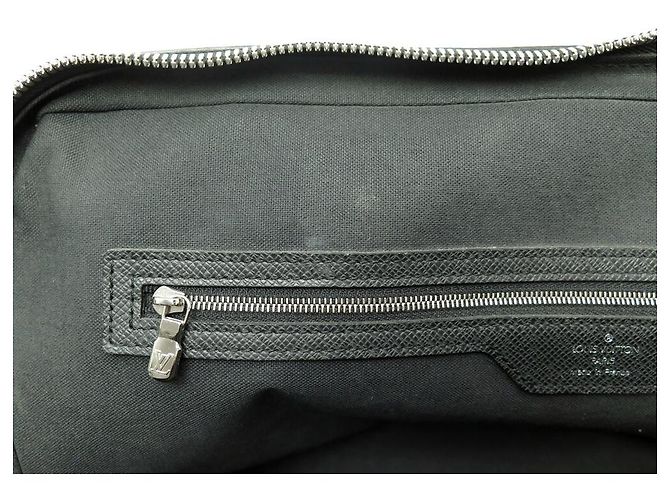 BORSA DOCUMENTI DA VIAGGIO LOUIS VUITTON PM IN PELLE TAIGA CON TRACOLLA Grigio antracite - vista 17