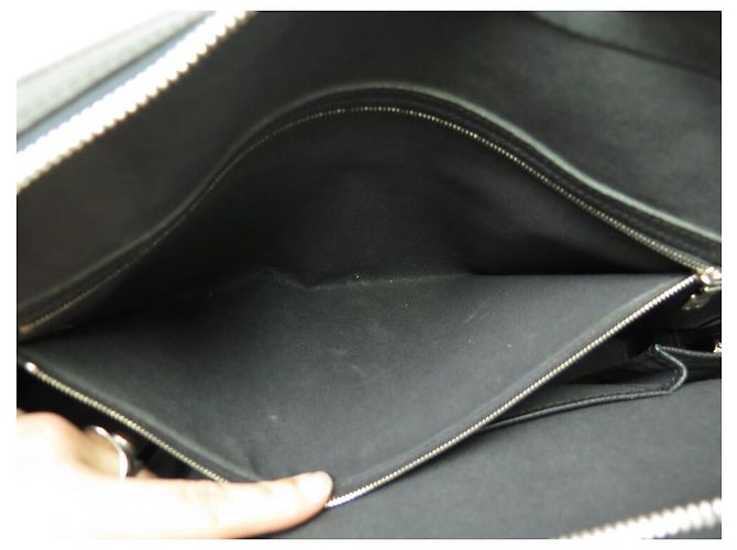 BORSA DOCUMENTI DA VIAGGIO LOUIS VUITTON PM IN PELLE TAIGA CON TRACOLLA Grigio antracite - vista 18