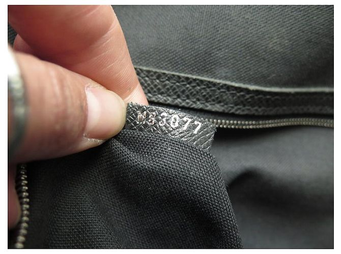 BORSA DOCUMENTI DA VIAGGIO LOUIS VUITTON PM IN PELLE TAIGA CON TRACOLLA Grigio antracite - vista 19