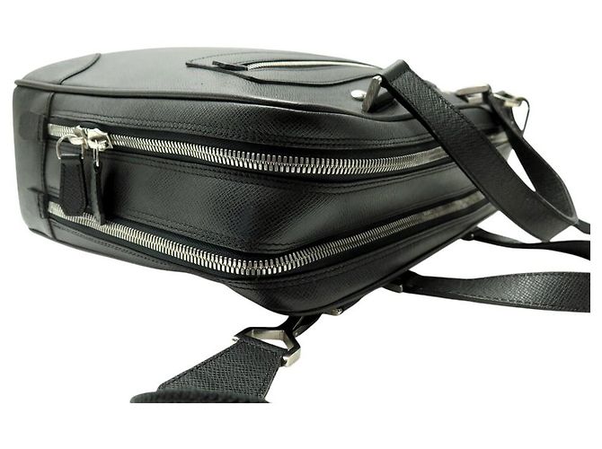 BORSA DOCUMENTI DA VIAGGIO LOUIS VUITTON PM IN PELLE TAIGA CON TRACOLLA Grigio antracite - vista 4