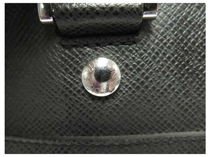 BORSA DOCUMENTI DA VIAGGIO LOUIS VUITTON PM IN PELLE TAIGA CON TRACOLLA Grigio antracite - vista 5